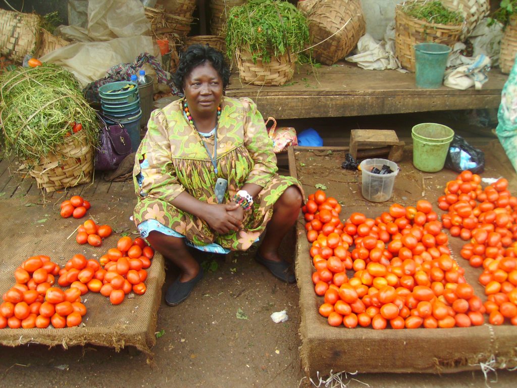 vendeuse fruits et légumes du marché