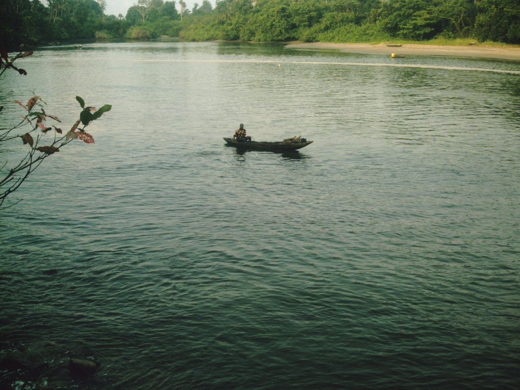 pirogue fleuve africain