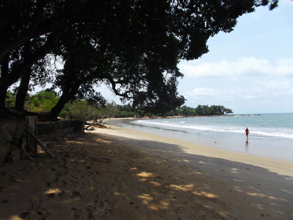 seule à la plage africaine