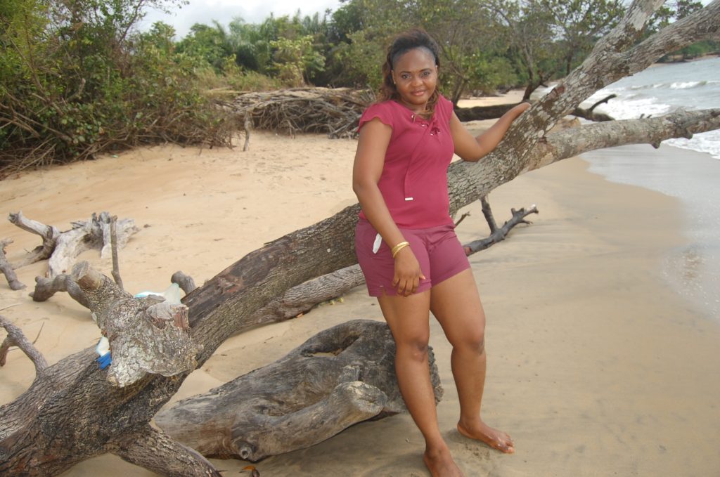 femme africaine en bord de plage